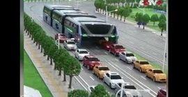 بالفيديو ..  حافلة صينية تسير أعلى السيارات