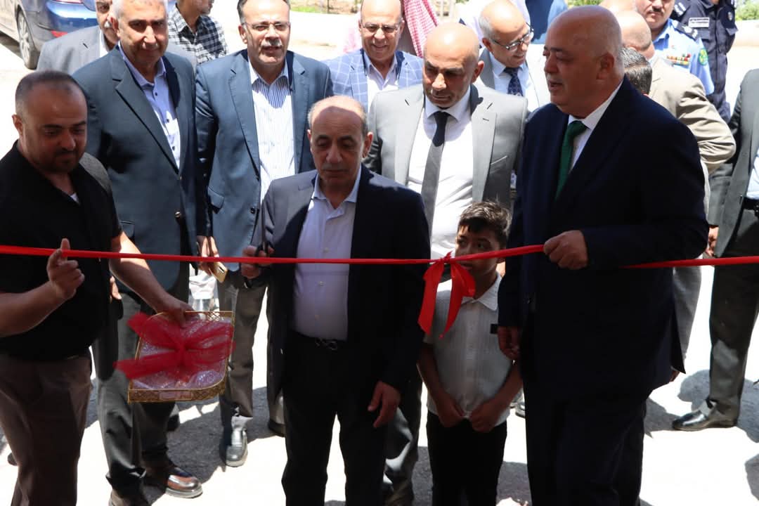 وزير الإدارة المحلية يفتتح عدداً من المشاريع التنموية والخدمية في مناطق بلدية الوسطية