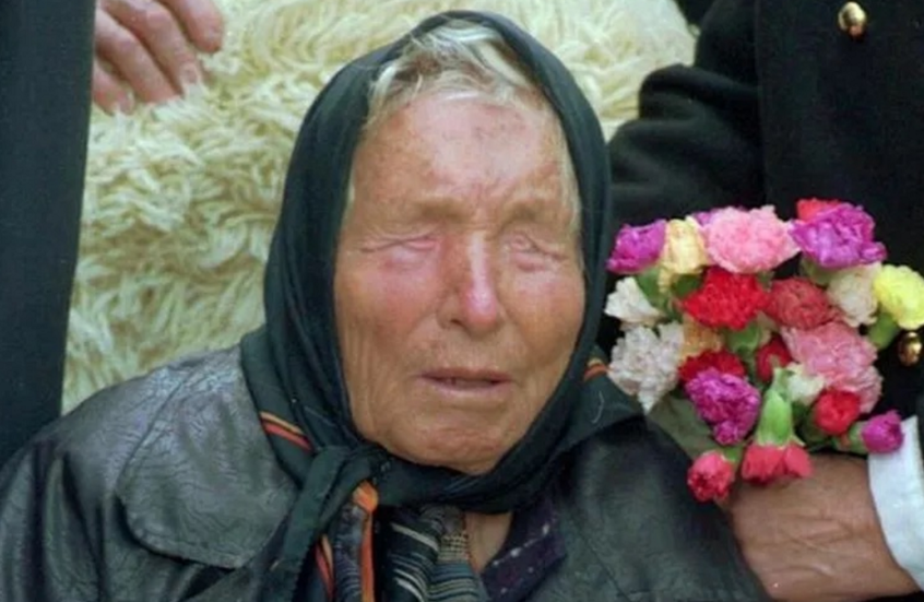 "نور جديد في السماء" ..  نبوءة بابا فانغا المرتقبة لعام 2025 تثير الجدل قبل قرعة كأس العالم