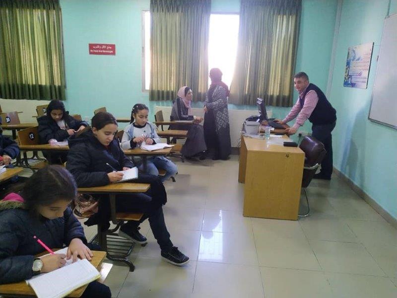قسم الكيمياء بـ"البترا" يدعم مشروع بحث علمي لطالبات مدرسة النظيف