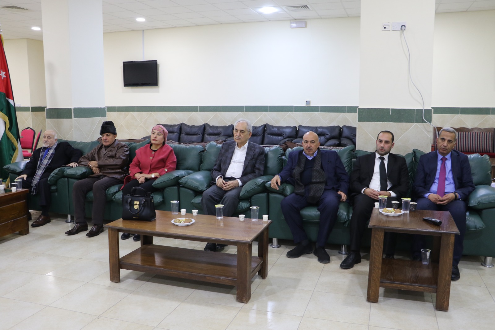 مجلس أمناء جامعة الزرقاء يزور كلية الإعلام