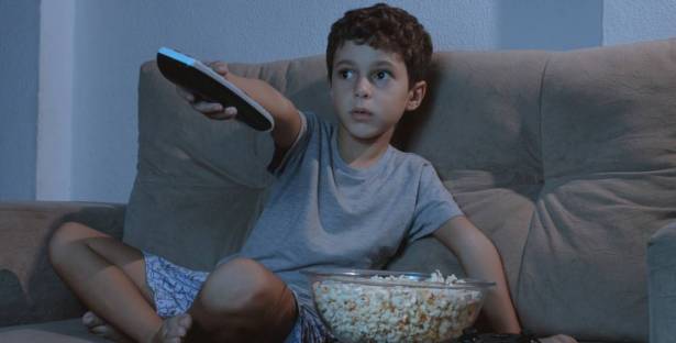 كيف تؤثر مشاهدة الطفل للتلفاز سلباً على تغذيته؟