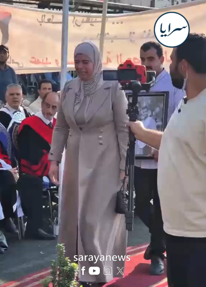 والدة الطالب الراحل عبد الرحمن المساعيد تتسلم شهادة ابنها ودموعها تنهمر ..  مشهد أبكى الحاضرين  .. فيديو