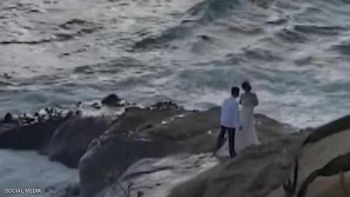 بالفيديو ..  موجة عملاقة تفسد فرحة عروسين 