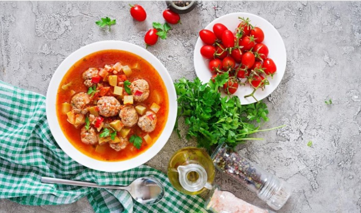 طريقة عمل شوربة كرات اللحم بالخضار ..  مليئة بالعناصر الغذائية