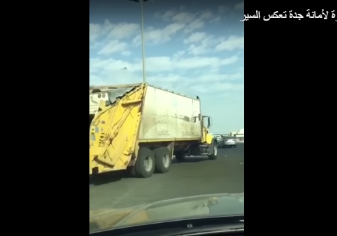 بالفيديو  ..  سعودي يوثق لحظة معاكسة سائق مركبة حكومة للسير