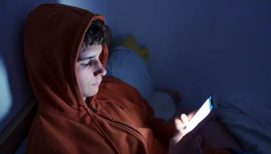 احذر تصفح الهاتف في الفراش مستلقياً بالعتمة