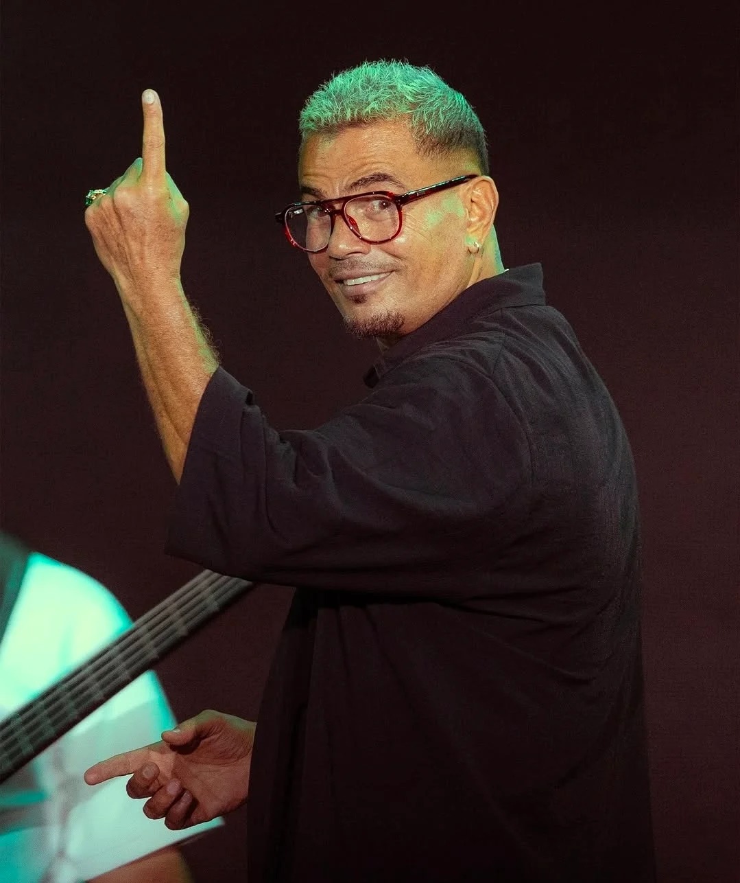 عمرو دياب يدخل على خد الجدال ويحسمها "أنا رقم واحد منذ 30 عاماً"فيديو