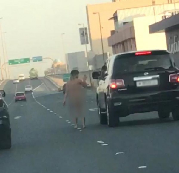 بالصور  .. القصة الكاملة للقبض على سيدة "عارية" تتجول في شوارع البحرين  ..  "تفاصيل"