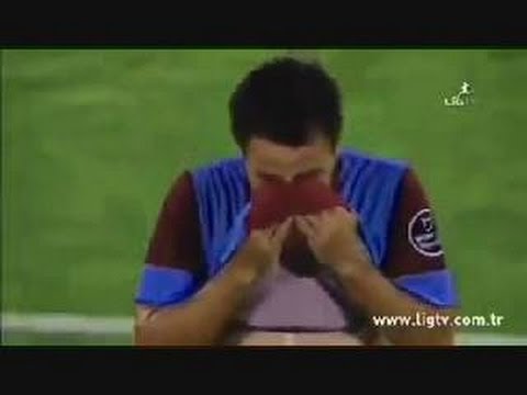 بالفيديو..لاعب يبكي ويطلب التغيير بعد أن سب أحد المشجعين والدته المتوفاة!!