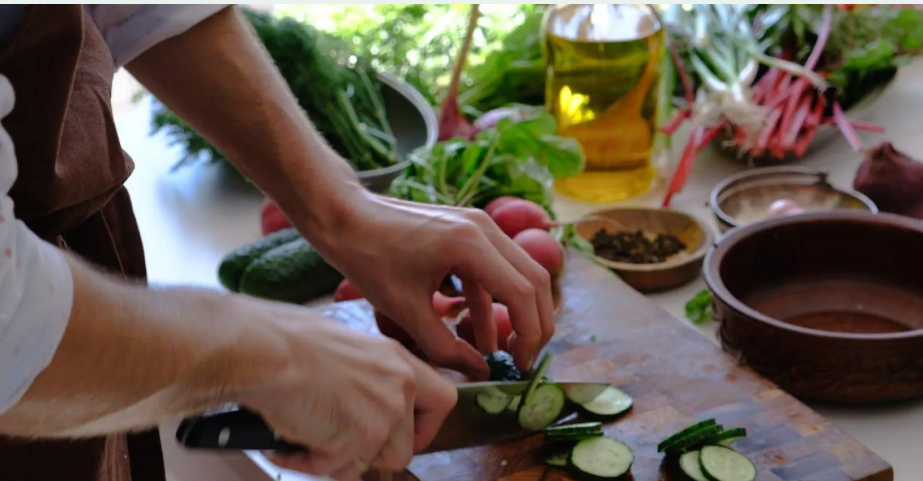 ماذا يأكل مريض القولون العصبي؟ أطعمة يجب الابتعاد عنها وأخرى مفيدة