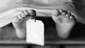 أم تقتل طفلها بدم بارد وتلقيه في منطقة صخرية لعيون عشيقها‎ .. صورة