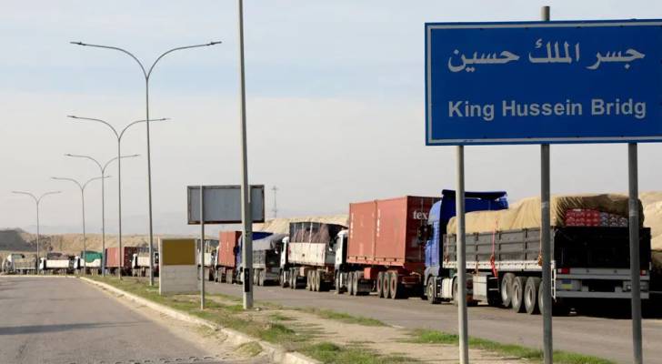 مصدر أمني: عودة تدريجية لحركة الشحن على جسر الملك الحسين 