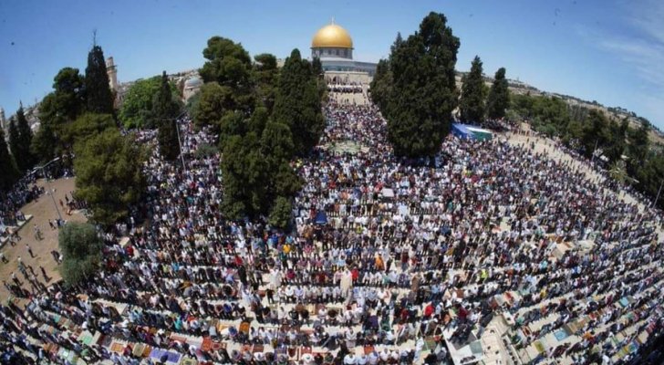 أكثر من 70 ألف فلسطيني أدوا صلاة الجمعة الأخيرة من رمضان في المسجد الأقصى