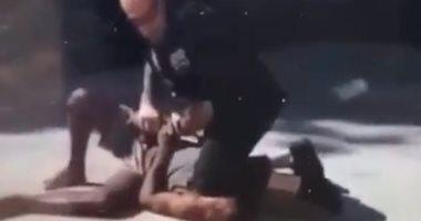 رغم حظر الممارسة ..  شرطى أمريكى يجلس على عنق رجل أسود لاعتقاله فى نيويورك