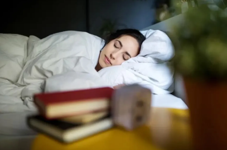 الصيام ليس سببا ..  العادات الحديثة تسرق نومنا في رمضان