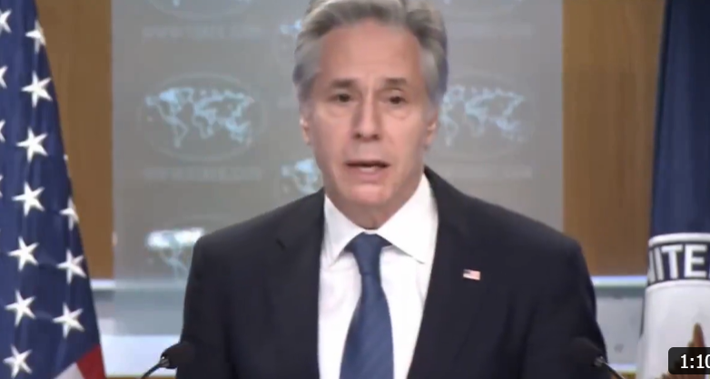 بالفيديو ..  صحفي يقاطع بلينكن بقوله:لماذا ارسلت قنابل وانت تعلم انه كانت هناك اتفاقية لوقف اطلاق النار ..  لماذا تهين الديانة اليهودية من خلال دعمك للابادة؟