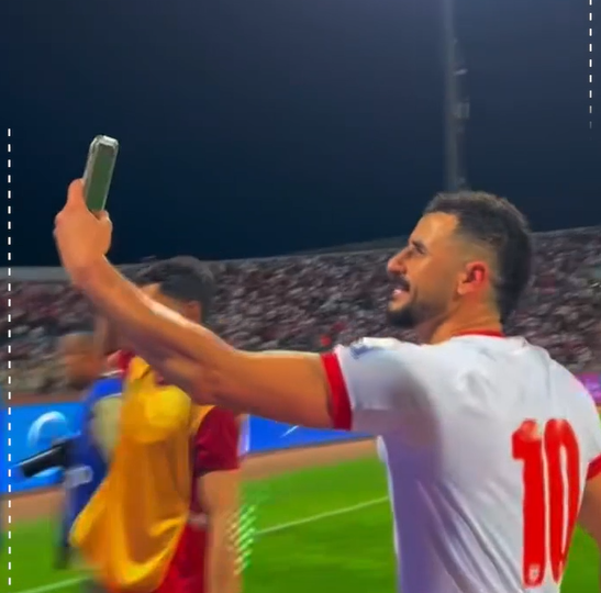 بالفيديو  .. اللاعب أيمن حسين يرتدي قميص موسى التعمري 
