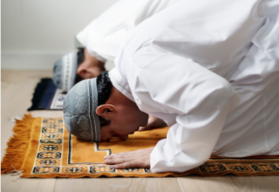كيف أقاوم الأفكار والوساوس التي تأتيني أثناء الصلاة؟