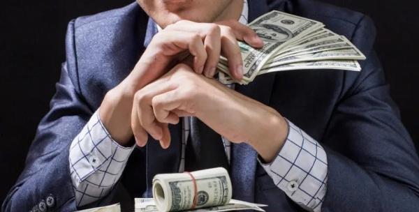 احذروا منهن ..  5 أبراج للبنات الفلوس عندها رقم 1 وهتختارك على أساسه