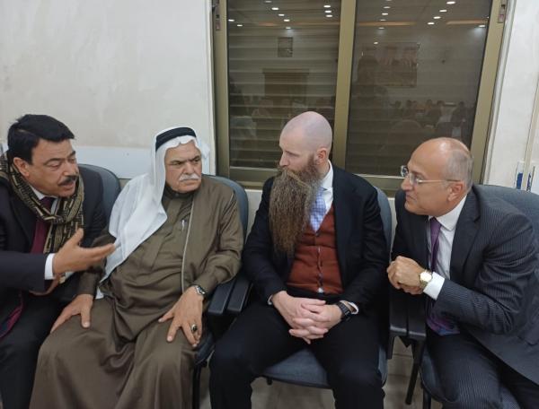 السفير الأمريكي يعزي بوفاة الصحفي أبو هزيم خلال زيارته لمدينة السلط