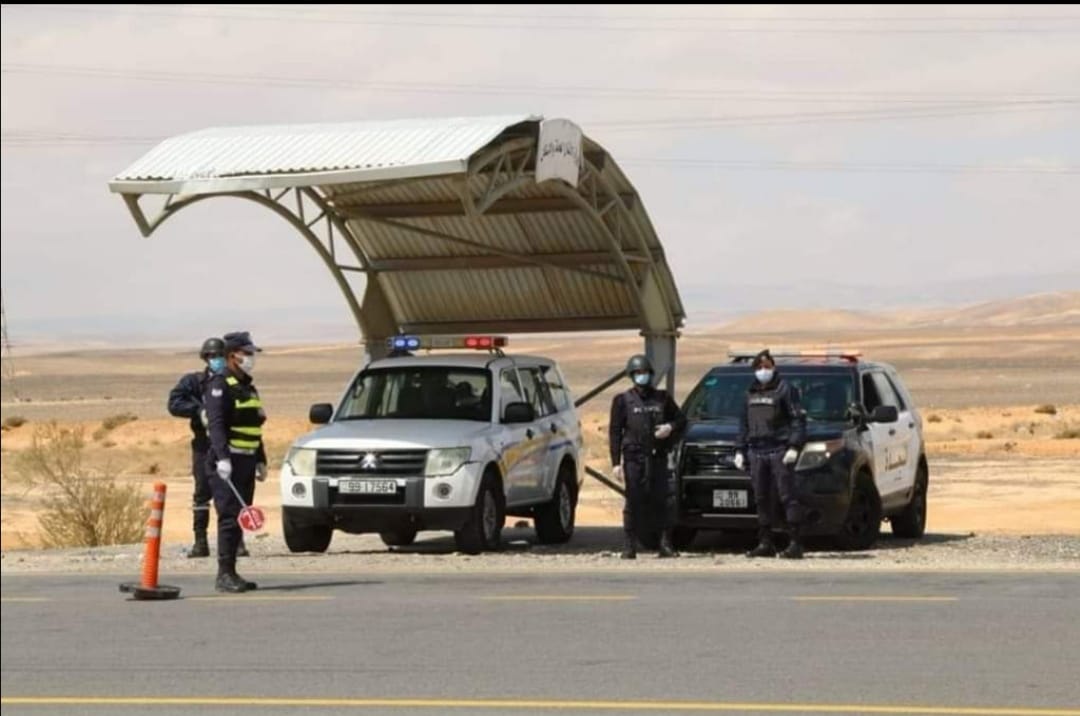 الدوريات الخارجية: ضبط "ديانة" محملة 19 راكبا بالصندوق الخلفي 