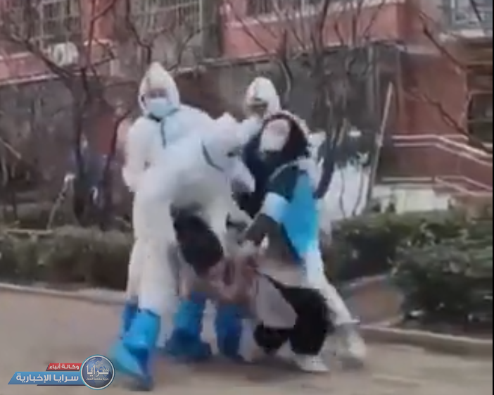 فيديو صادم يغزو مواقع التواصل ..  عمال صحة يضربون السكان!