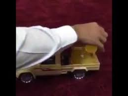 بالفيديو: رجل خليجي يقدم الشاي لضيوفه بطريقة لا تخطر ببال أحد