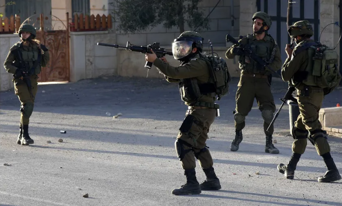 إصابة فلسطينيين برصاص الاحتلال قرب الخليل