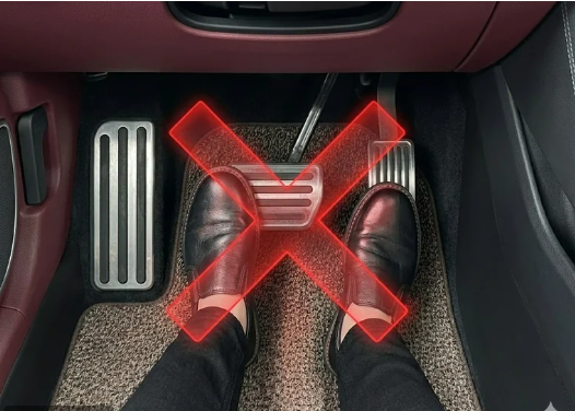 الطريقة الصحيحة لاستخدام القدم أثناء القيادة لتجنب الأخطاء
