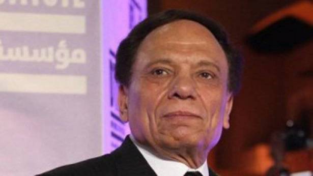 السبسي يقلد عادل إمام أعلى وسام ثقافي تونسي