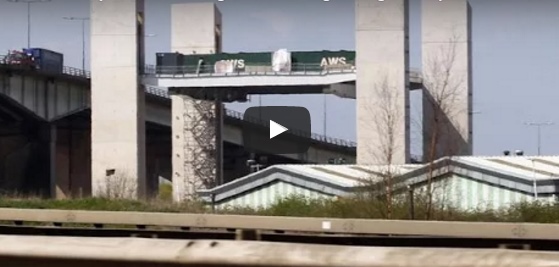 بالفيديو  ..  لحظة انهيار جسر مشاة على الطريق السريع اثناء عبور السيارات اسفله