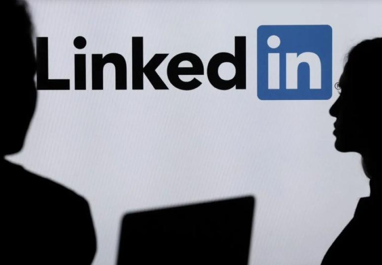 تقرير: (لينكدإن) يتجسس عليك سرا