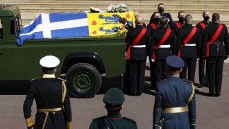  امرأة "عارية الصدر" تقتحم جنازة الأمير فيليب  .. صورة