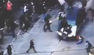 بالفيديو ..  سيارة تقتحم جموع المتظاهرين في اميركا وتدهسهم !