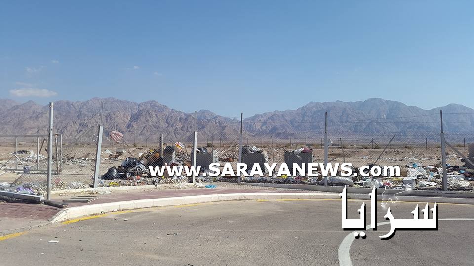 بالصور  ..  نفايات ومناظر مقززه بإستقبال السياح في مطار الملك حسين بالعقبة