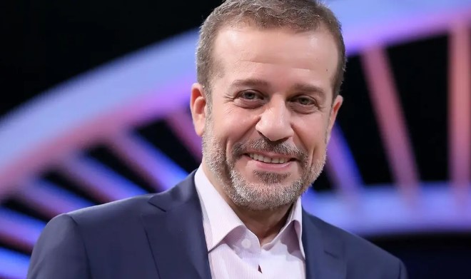 هل تراجع عن قراره؟ ..  شريف منير يحذف منشور إعلان طلاقه لزوجته 