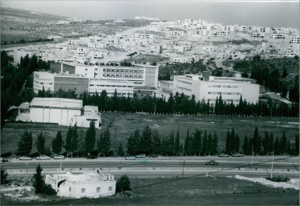 نشطاء يعيدون نشر مشاهد نادرة من الجامعة الأردنية عام 1980  ..  فيديو 