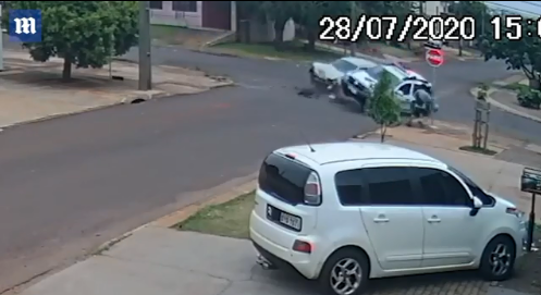 برازيلي ينجو من حادث سيارة بأعجوبة بسبب رد فعله السريع ..  فيديو 