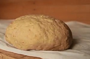 بالفيديو ..  أغلى رغيف خبز في العالم يعد بإضافة الذهب