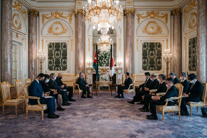 الملك يعقد لقاء مع رئيس الوزراء الياباني