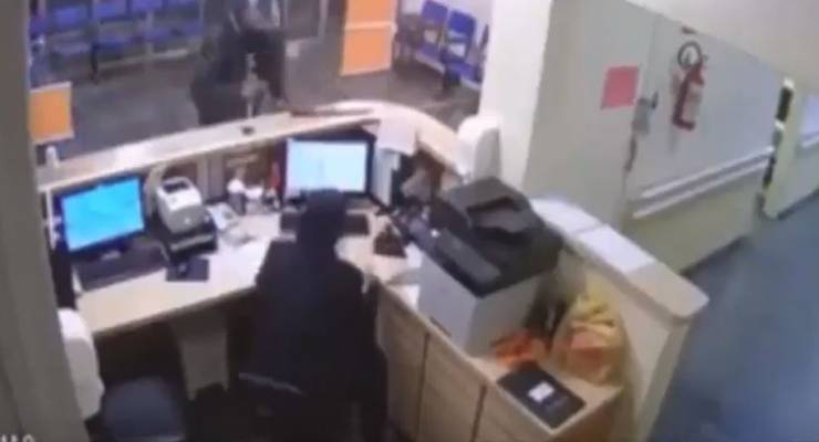 بالفيديو:  رجل يشعل النيران بمستشفى تأخر عن تقديم الرعاية لابنه