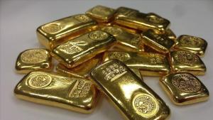 الذهب يهبط 1 بالمئة مع ارتفاع الدولار وعوائد السندات الأمريكية