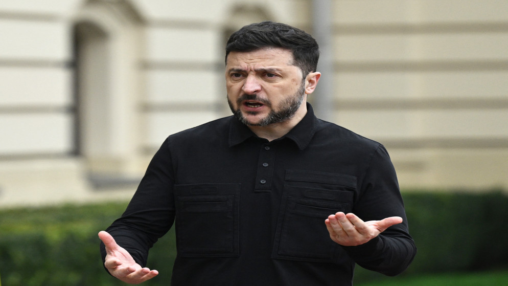زيلينسكي يحذّر المسؤولين الأجانب من حضور عرض عيد النصر في موسكو