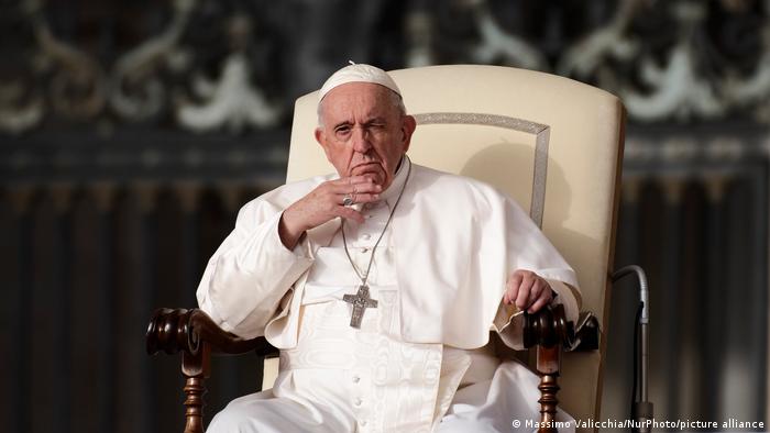 البابا فرنسيس يخضع لعملية جراحية طارئة