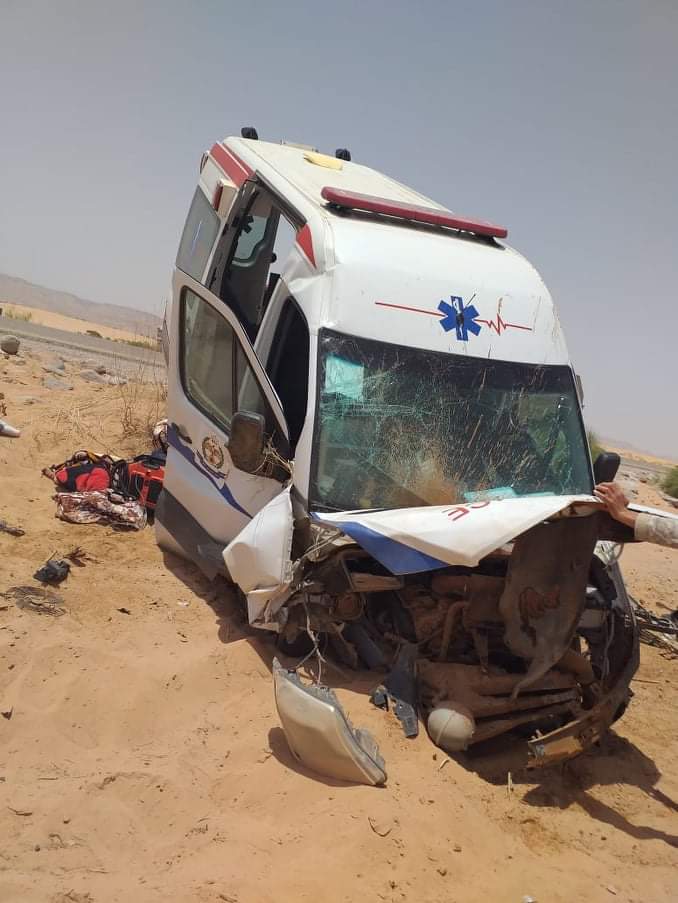 الكثبان الرملية تتسبب بحادث انزلاق لسيارة إسعاف  على طريق وادي عربة