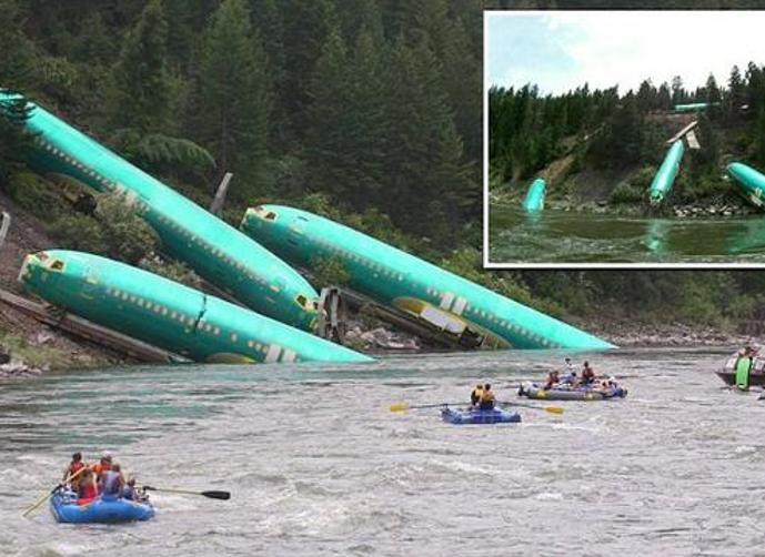 بالصور ..  سقوط هياكل ثلاث طائرات "بوينغ" في نهر بأمريكا
