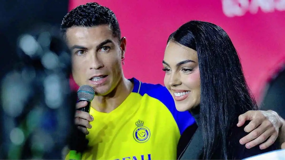 رد فعل جورجينا رودريغيز بعد تكريم جمهور النصر لرونالدو (صور)