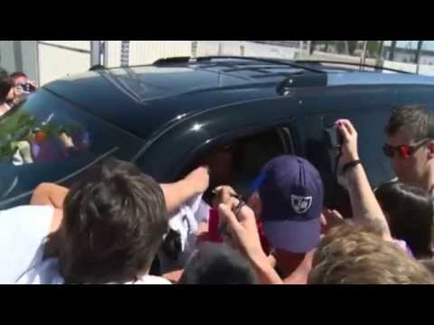 بالفيديو ..  رونالدو يهرب من الجماهير بعد الهجوم عليه