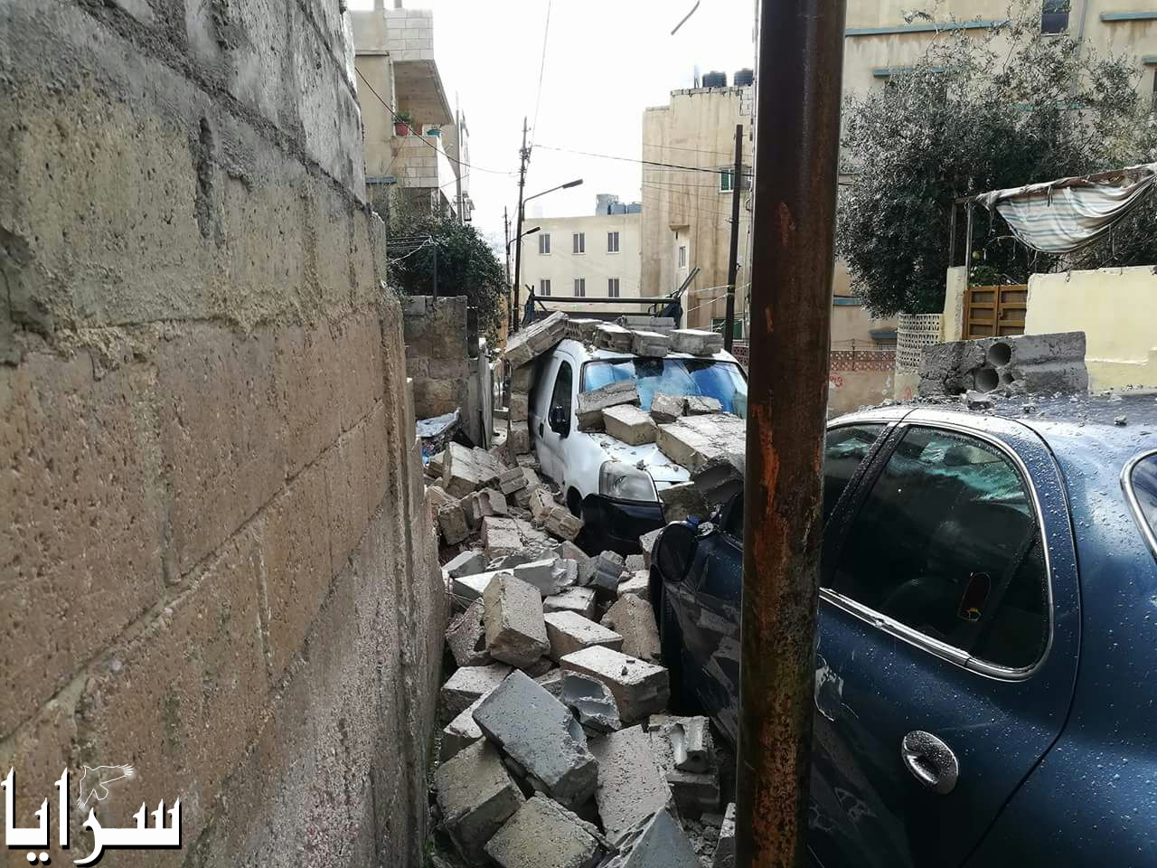 بالصور  ..  تحطم مركبات اثر انهيار منزل في "عمان"